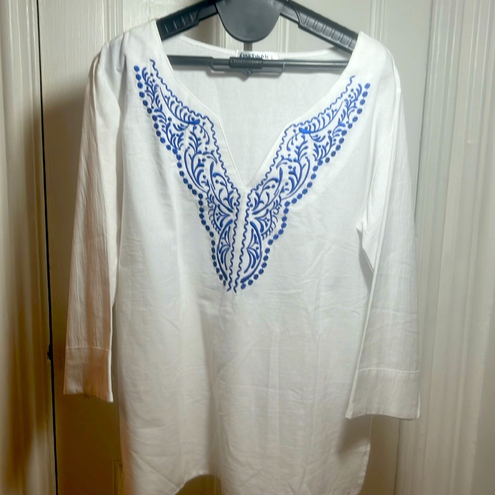 Women’s blouse 100%Algodon with blue detailed embroidery,made in El Salvador